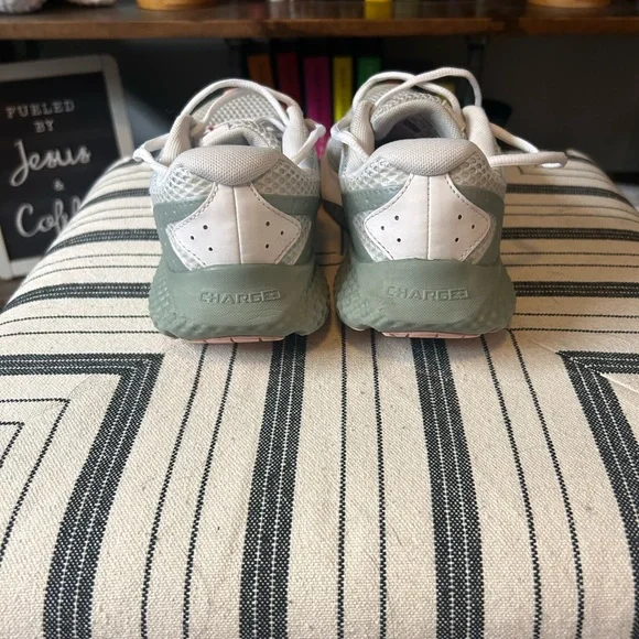 Women’s Under Armour tennis shoes - Picture 6 of 9